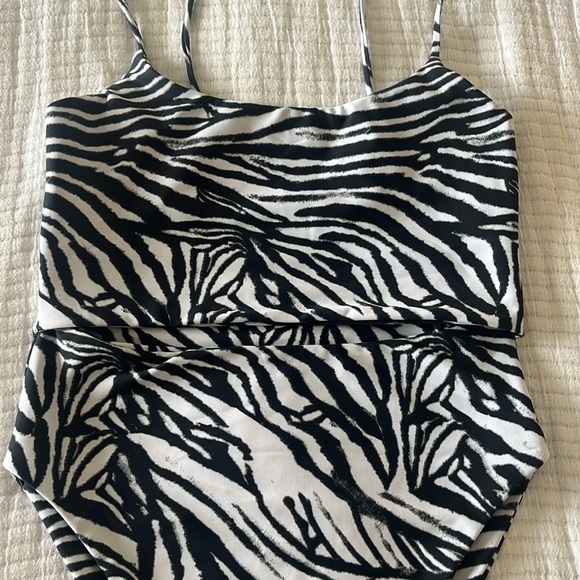 Skatie Madison - one piece - Picture 3 of 5